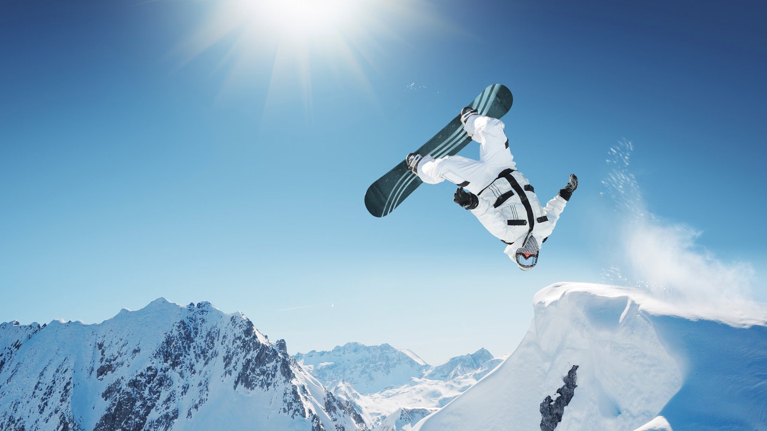 极限攀岩夜光赛，点亮黑暗中的勇气之路，极限攀岩励志图片